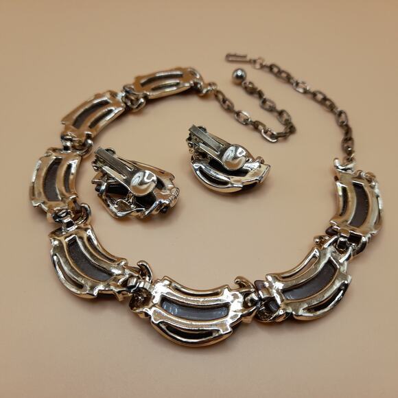 Vintage Brown Lucite Gold Tone Jewelry: Necklace Clip Earrings, 1950s Jewelry - Picture 9 of 10